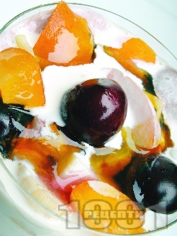 Плодова салата с цедено кисело мляко, праскови, черно грозде, кайсии, круши и ябълки за десерт - снимка на рецептата